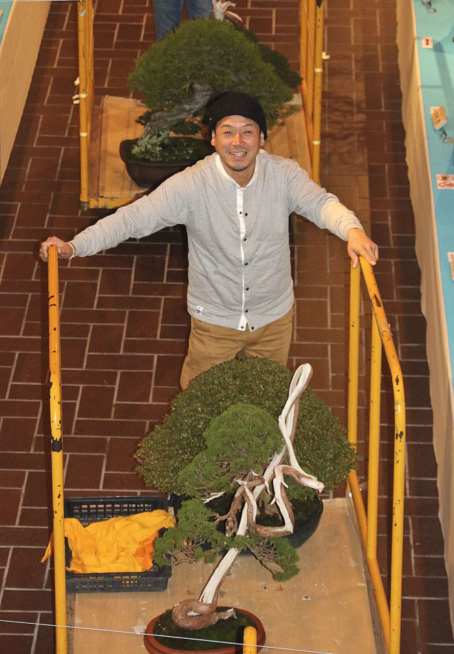 A happy Isao Omachi breaking down at the 2015 Kokufu exhibition. Photo by Bill
			  Valavanis.